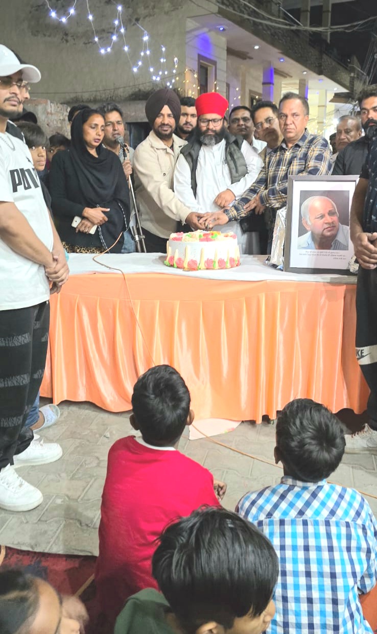 साहिब कांशीराम सोशल वेलफेयर सोसायटी ने केक काटकर कांशीराम जी का जन्मदिन मनाया और विचार-विमर्श किया